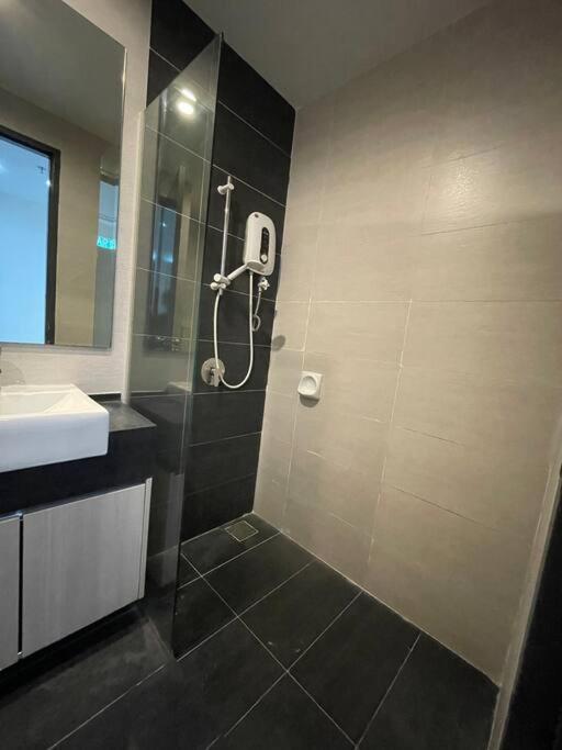 2-4 Pax With Private Karaoke, Private Bbq, Pool & Gym