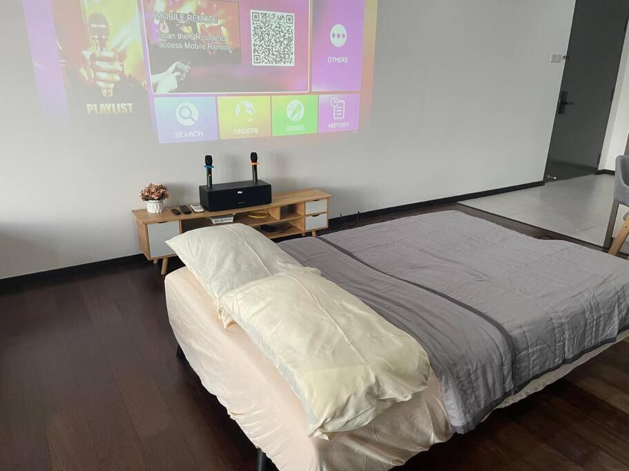 2-4 Pax With Private Karaoke, Private Bbq, Pool & Gym Apartment